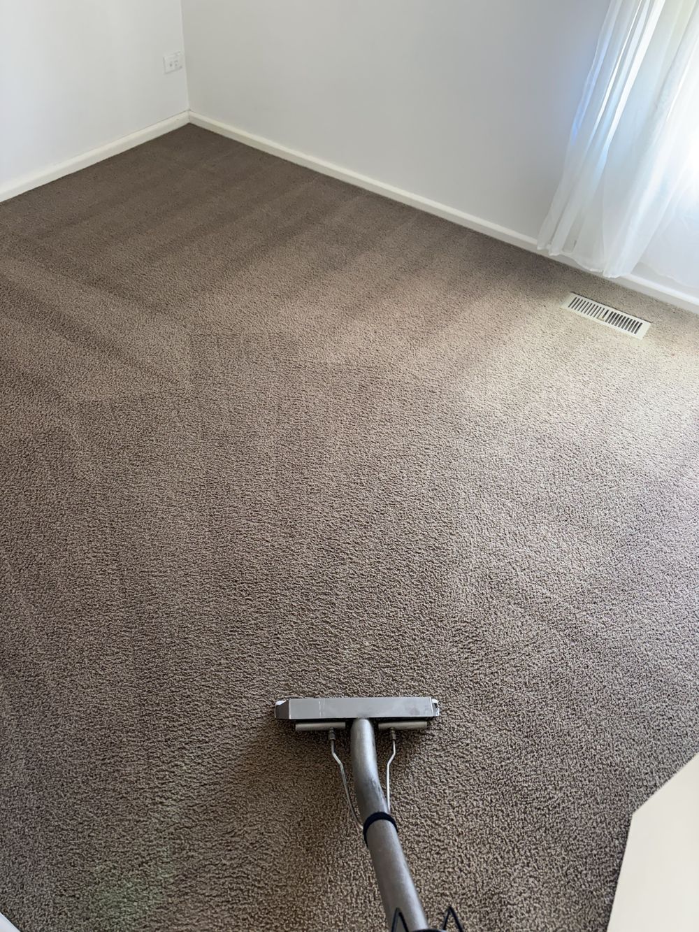 Empty room with freshly cleaned carpet before a move in